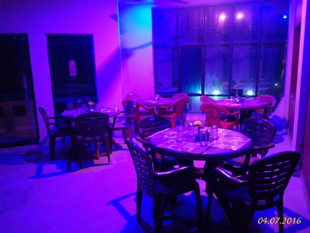Golden Dust Hotel Пури Екстериор снимка